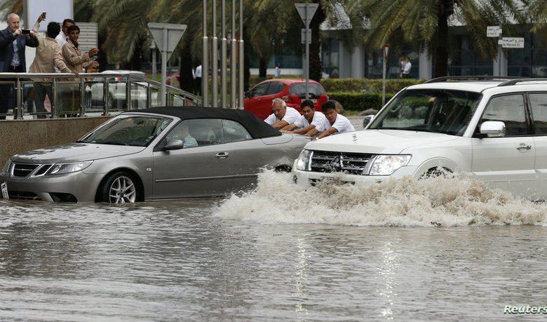 (فيديوهات) سيول الأمطار تجتاح مناطق عدة في الإمارات