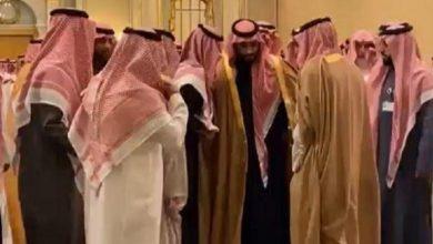 (فيديو) سعودي يستوقف محمد بن سلمان.. شاهد ردة الفعل